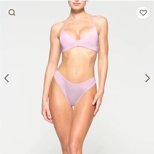 Skims- wireless form Baby pink tshirt bra- new with tags 32DD